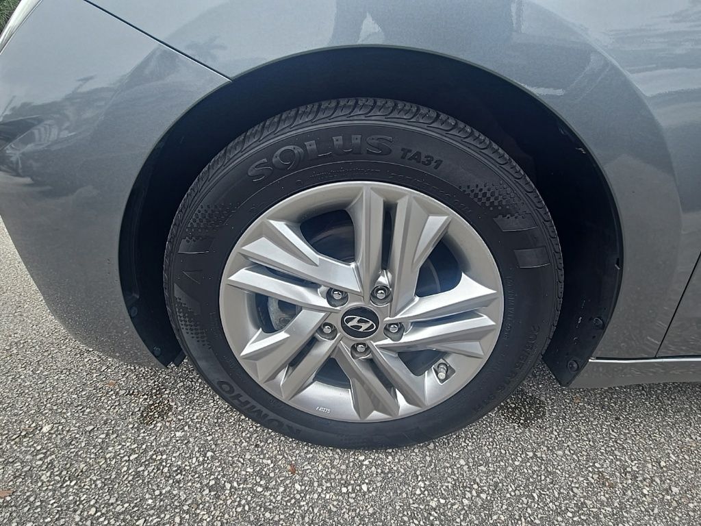 Thumbnail: 2019 Hyundai Elantra - 9