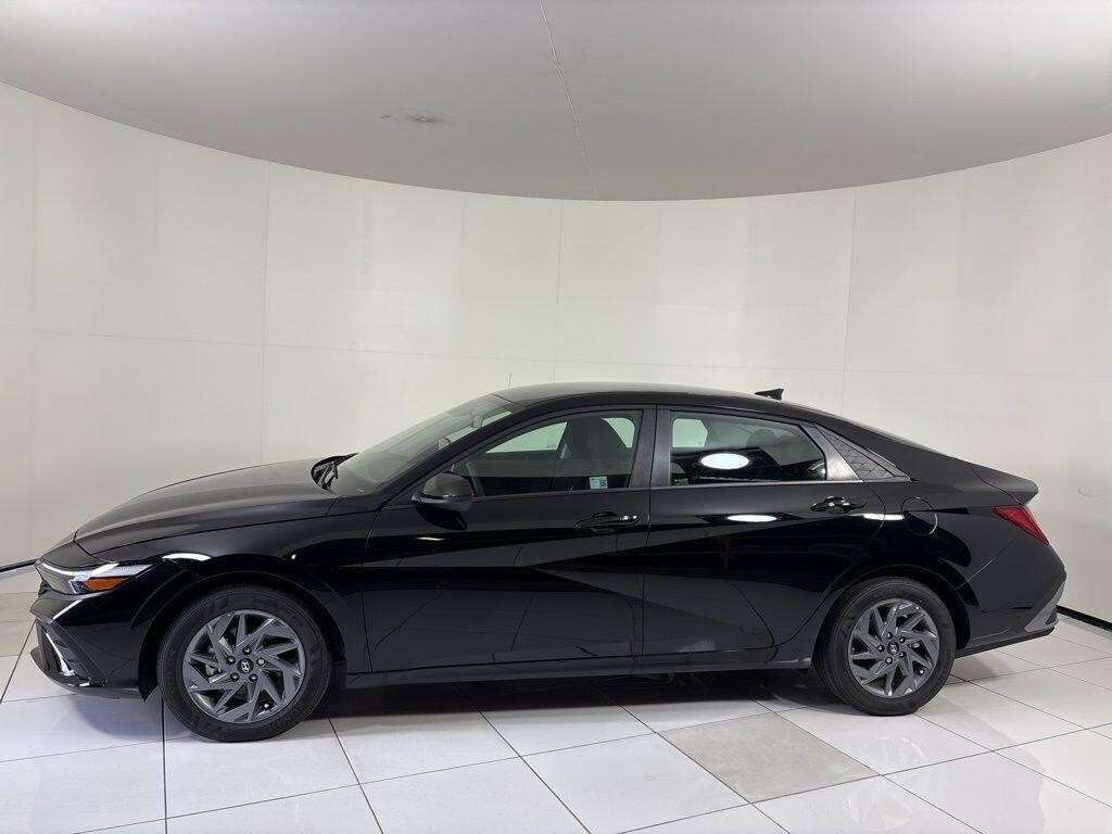 New 2025 Hyundai Elantra Hybrid Blue Sedan