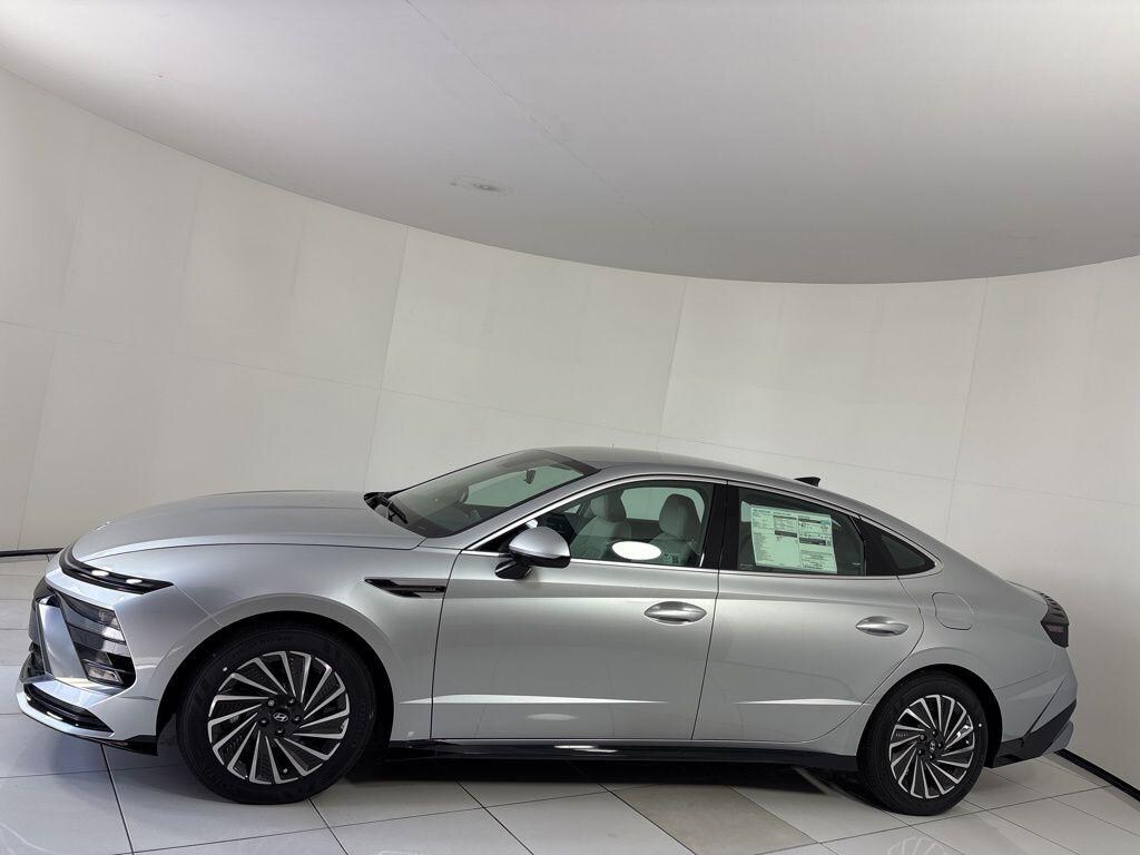 New 2025 Hyundai Sonata Hybrid SEL Sedan