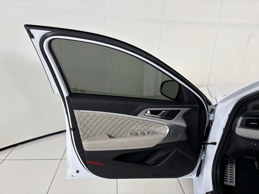 Thumbnail: 2023 Genesis G70 - 17