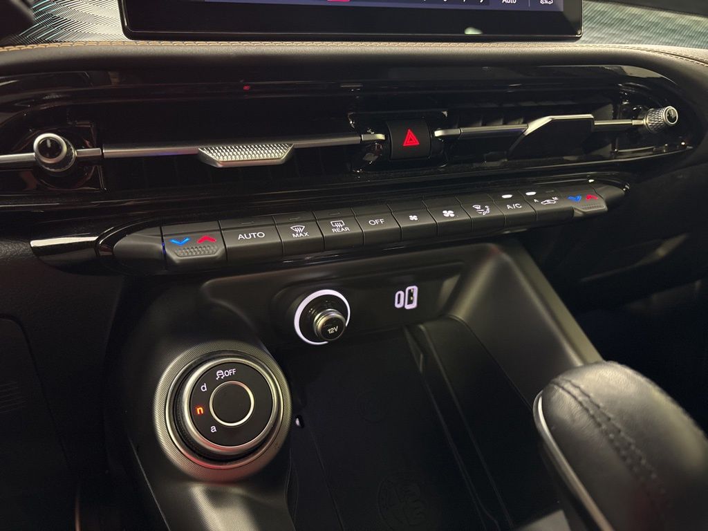 Thumbnail: 2024 Alfa Romeo Tonale - 36