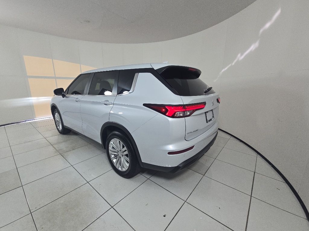 Thumbnail: 2024 Mitsubishi Outlander - 6