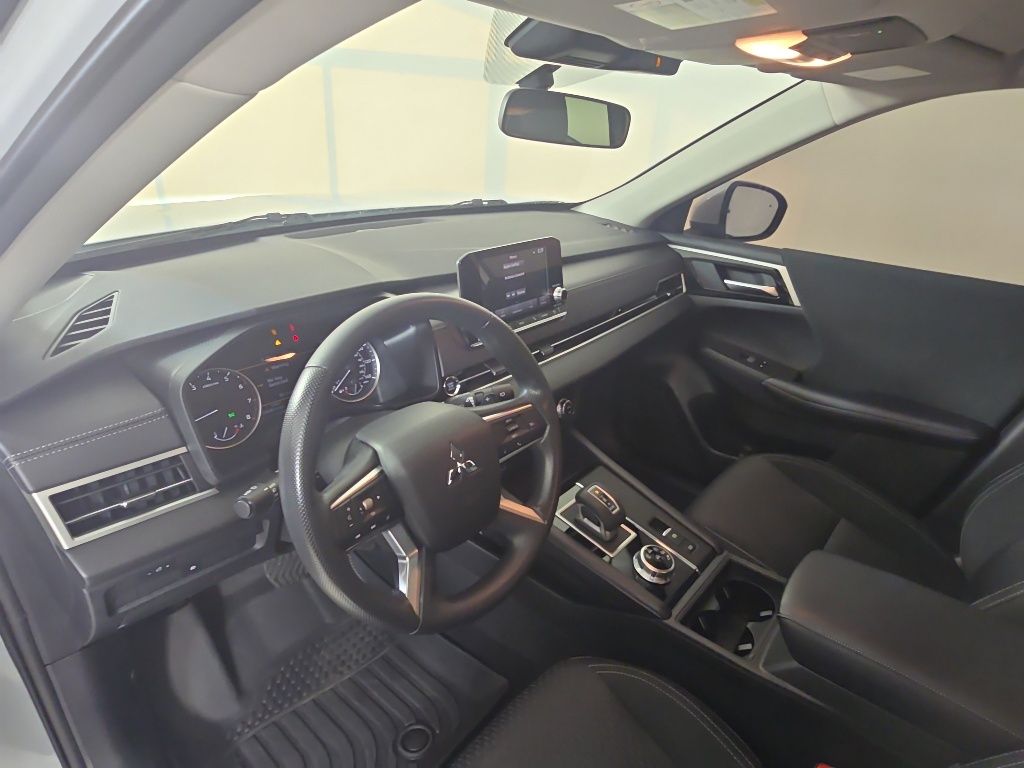 Thumbnail: 2024 Mitsubishi Outlander - 12