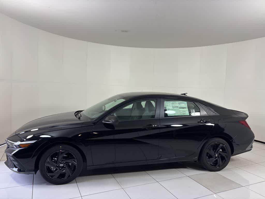 2026 Hyundai Elantra SEL Sport photo 2