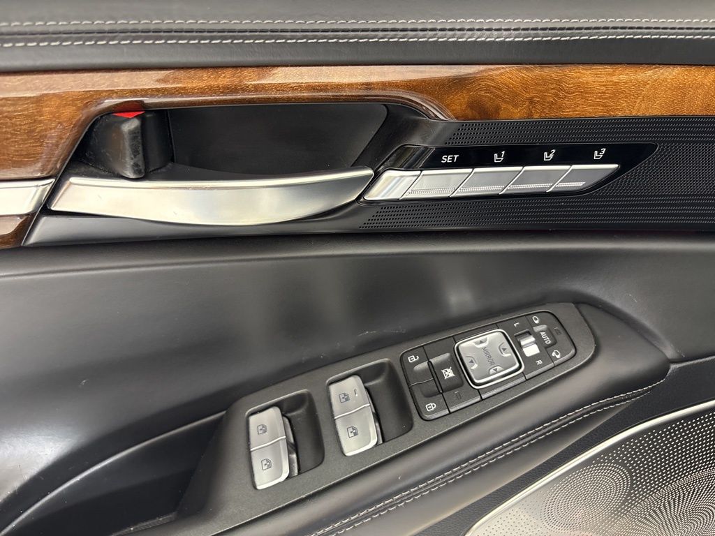 Thumbnail: 2017 Genesis G90 - 17