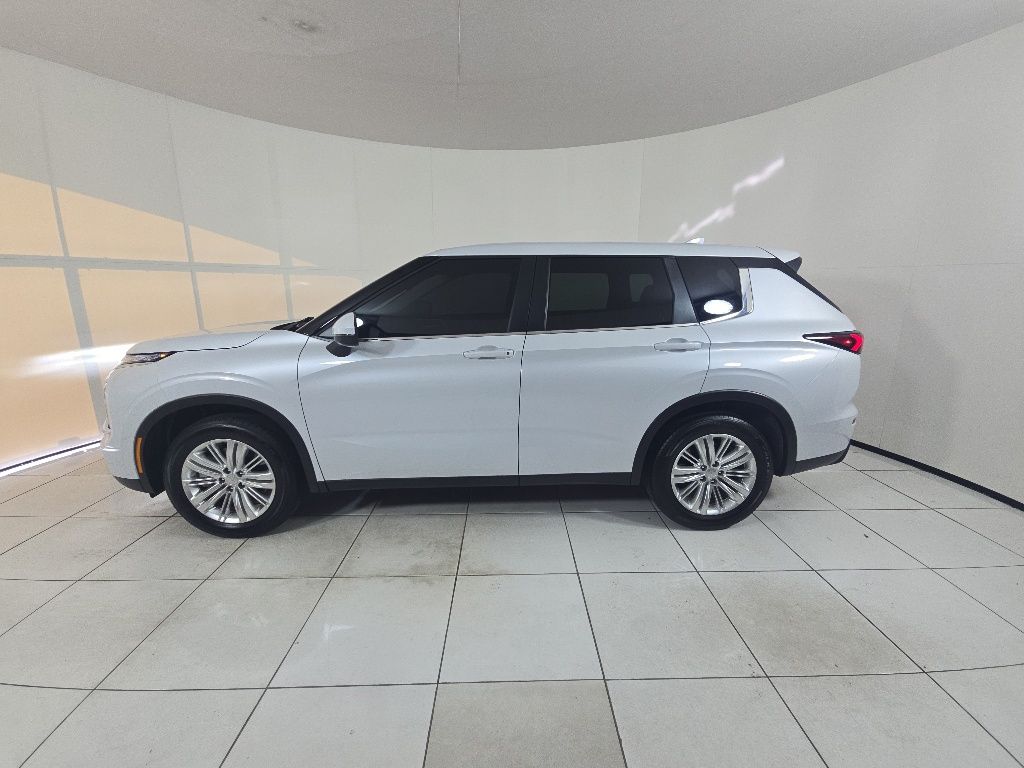 Thumbnail: 2024 Mitsubishi Outlander - 7