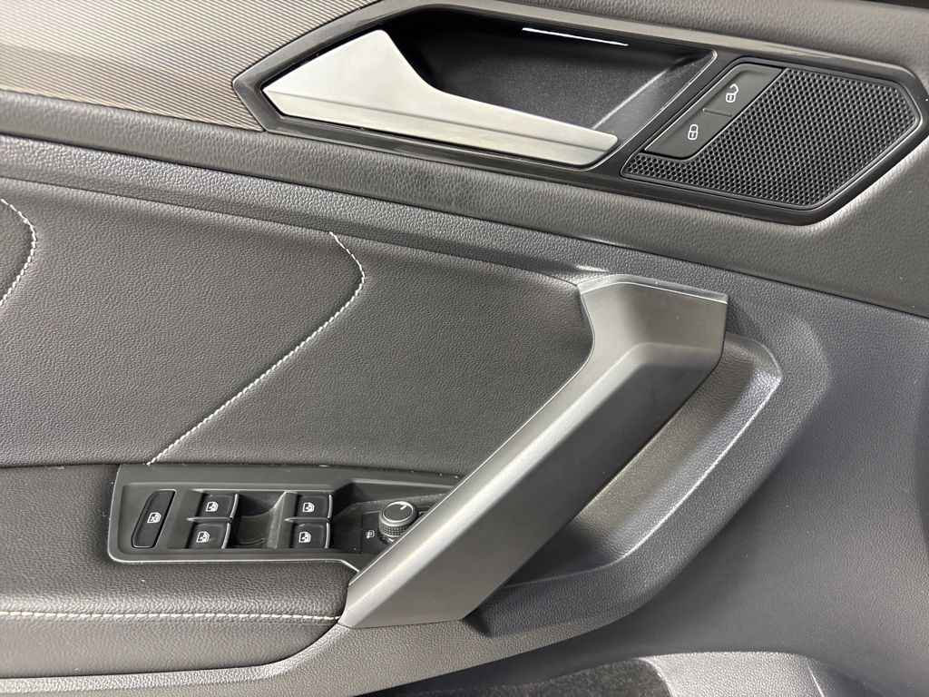 Thumbnail: 2023 Volkswagen Tiguan - 17