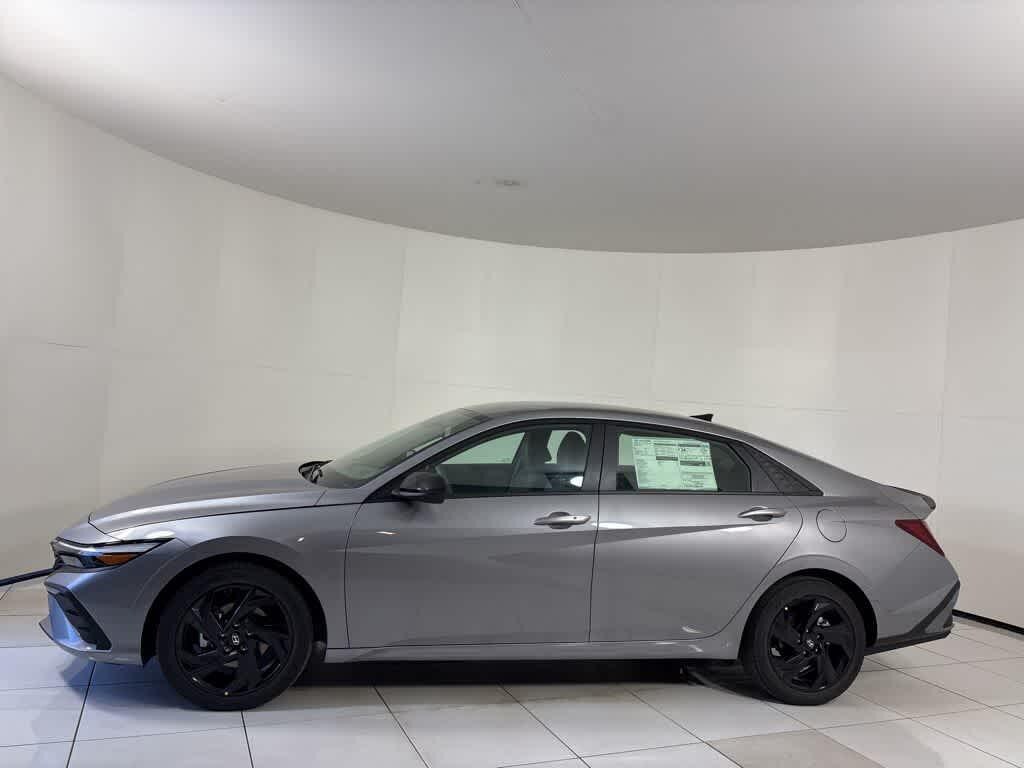 2026 Hyundai Elantra SEL Sport photo 2