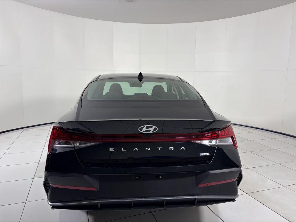Thumbnail: 2025 Hyundai Elantra - 4