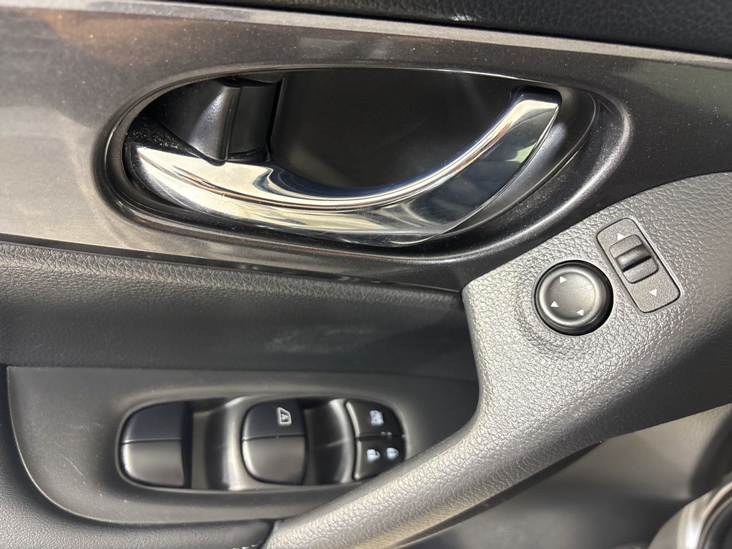 Thumbnail: 2020 Nissan Rogue - 18