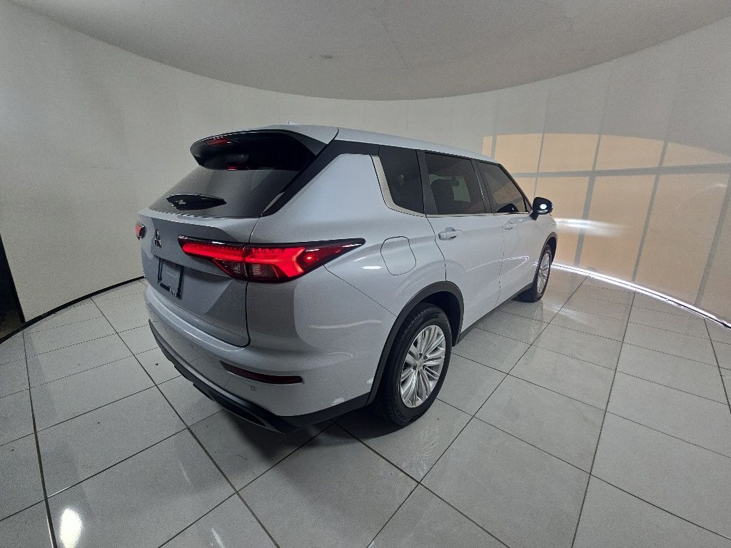Thumbnail: 2024 Mitsubishi Outlander - 4
