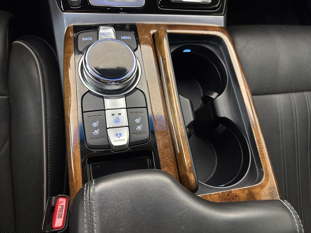 Thumbnail: 2017 Genesis G90 - 32