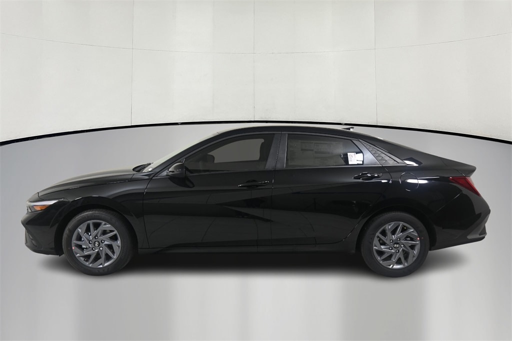 Thumbnail: 2025 Hyundai Elantra - 4
