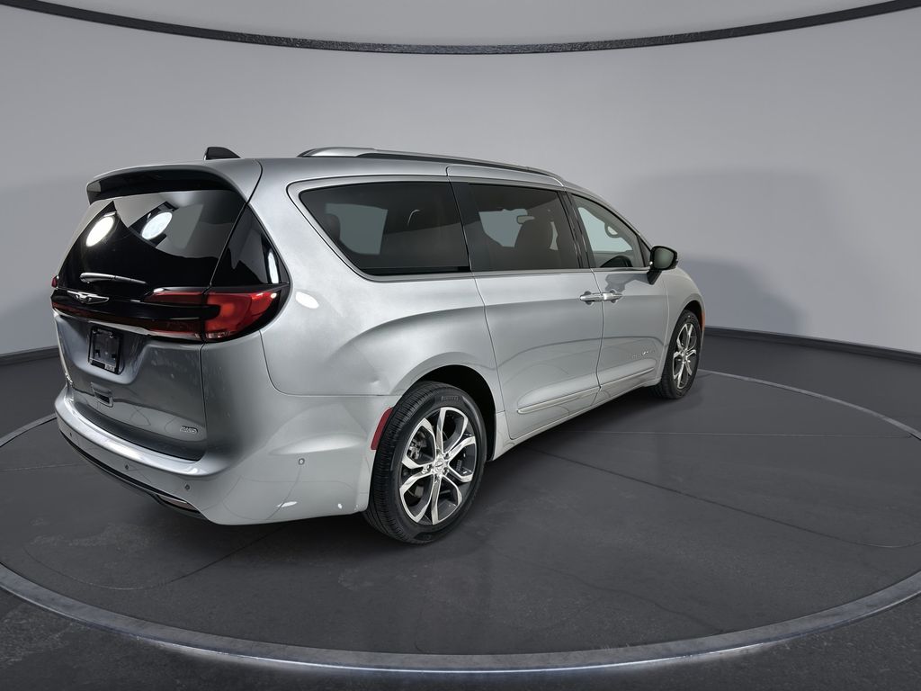Thumbnail: 2023 Chrysler Pacifica - 8
