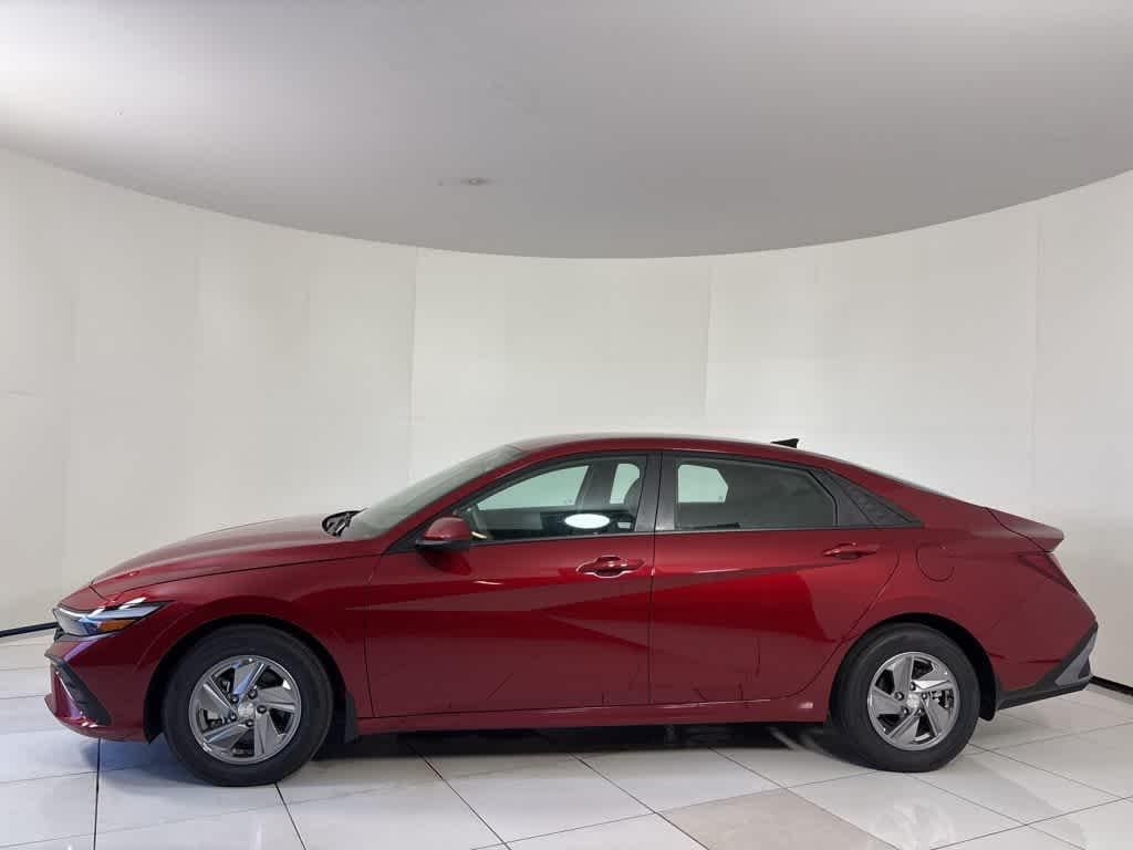 New 2025 Hyundai Elantra SE Sedan