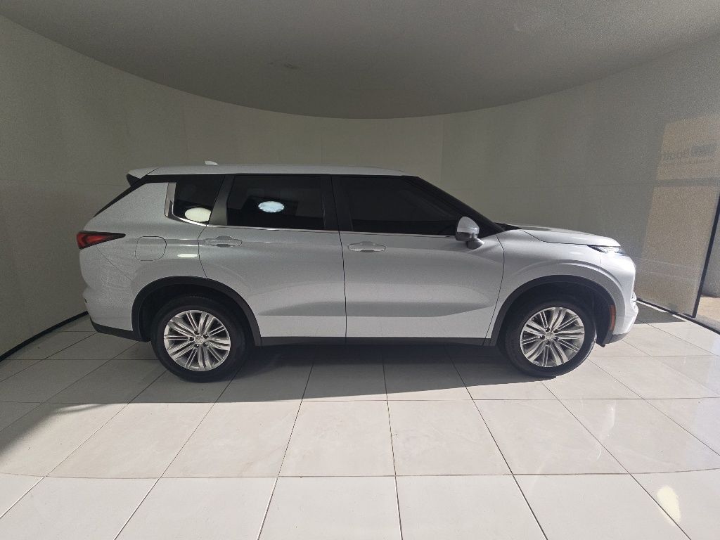 Thumbnail: 2024 Mitsubishi Outlander - 3