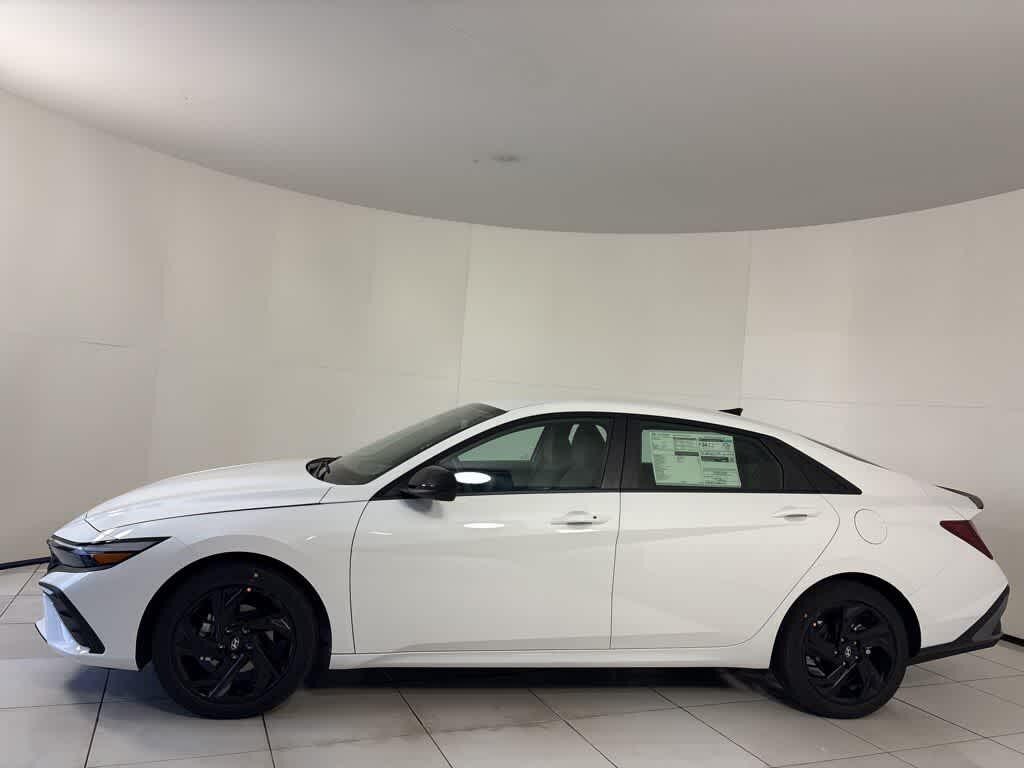 2026 Hyundai Elantra SEL Sport photo 2
