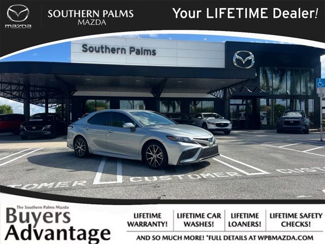 2024 Toyota Camry SE Hybrid's photo
