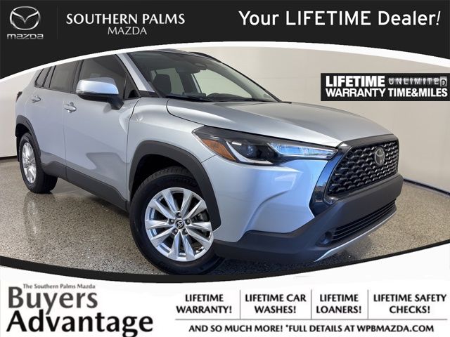 2024 Toyota Corolla Cross LE's photo