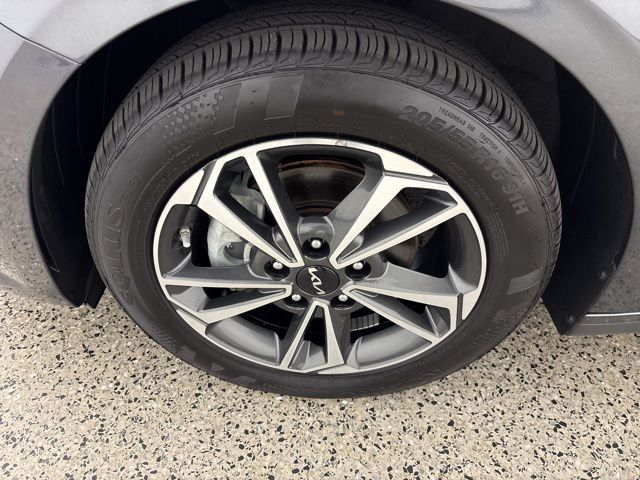 2024 Kia Forte LXS photo 4