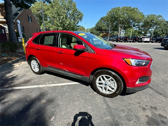 2022 Ford Edge SEL photo 2