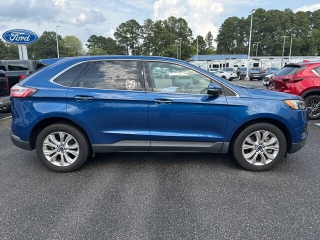 2022 Ford Edge Titanium photo 2