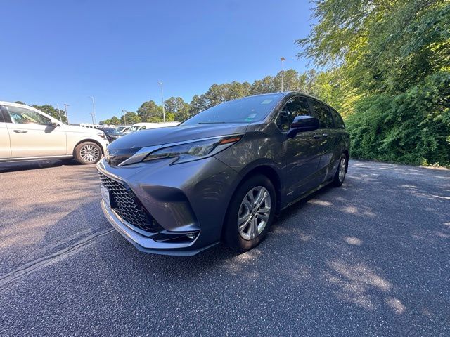 2021 Toyota Sienna XSE 7-Passenger Hybrid AWD's photo