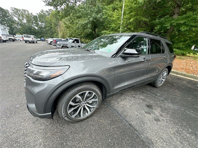 2025 Ford Explorer ST-Line photo 4