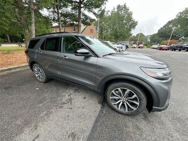 2025 Ford Explorer ST-Line photo 2