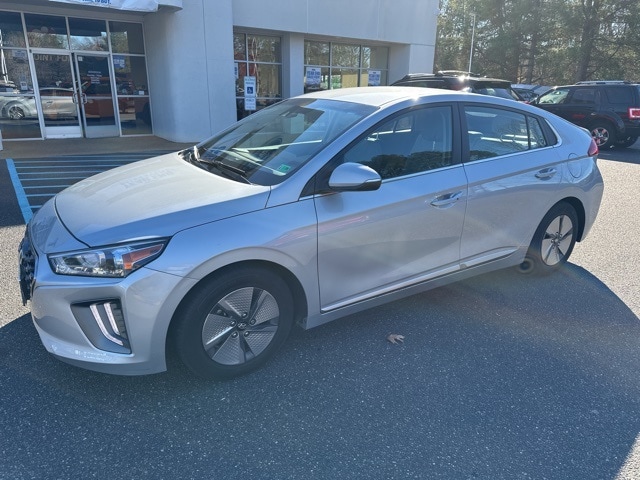 2022 Hyundai Ioniq SE's photo