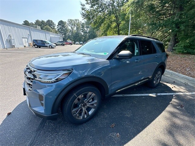 2025 Ford Explorer photo 3