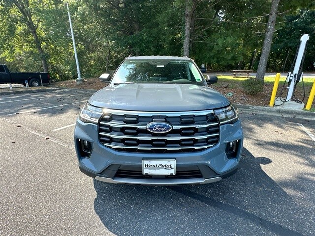 2025 Ford Explorer photo 2