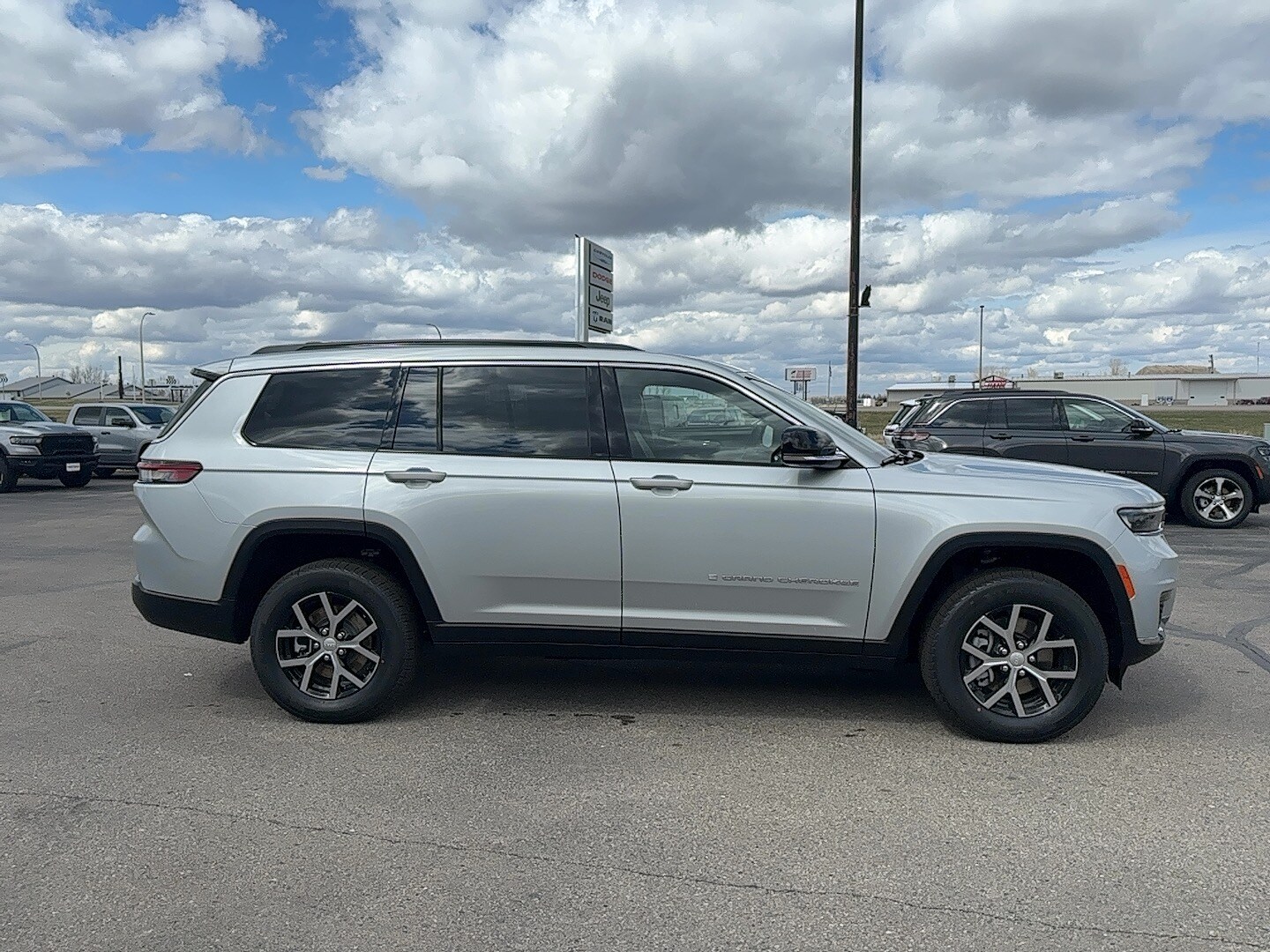 2025 Jeep Grand Cherokee Limited photo 4