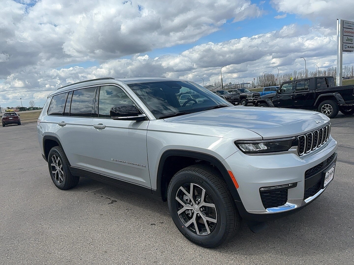 2025 Jeep Grand Cherokee Limited photo 3