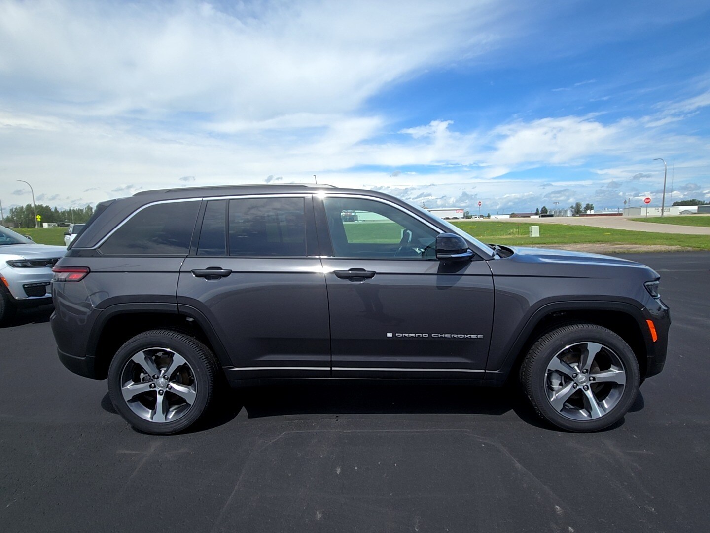2025 Jeep Grand Cherokee Limited photo 3