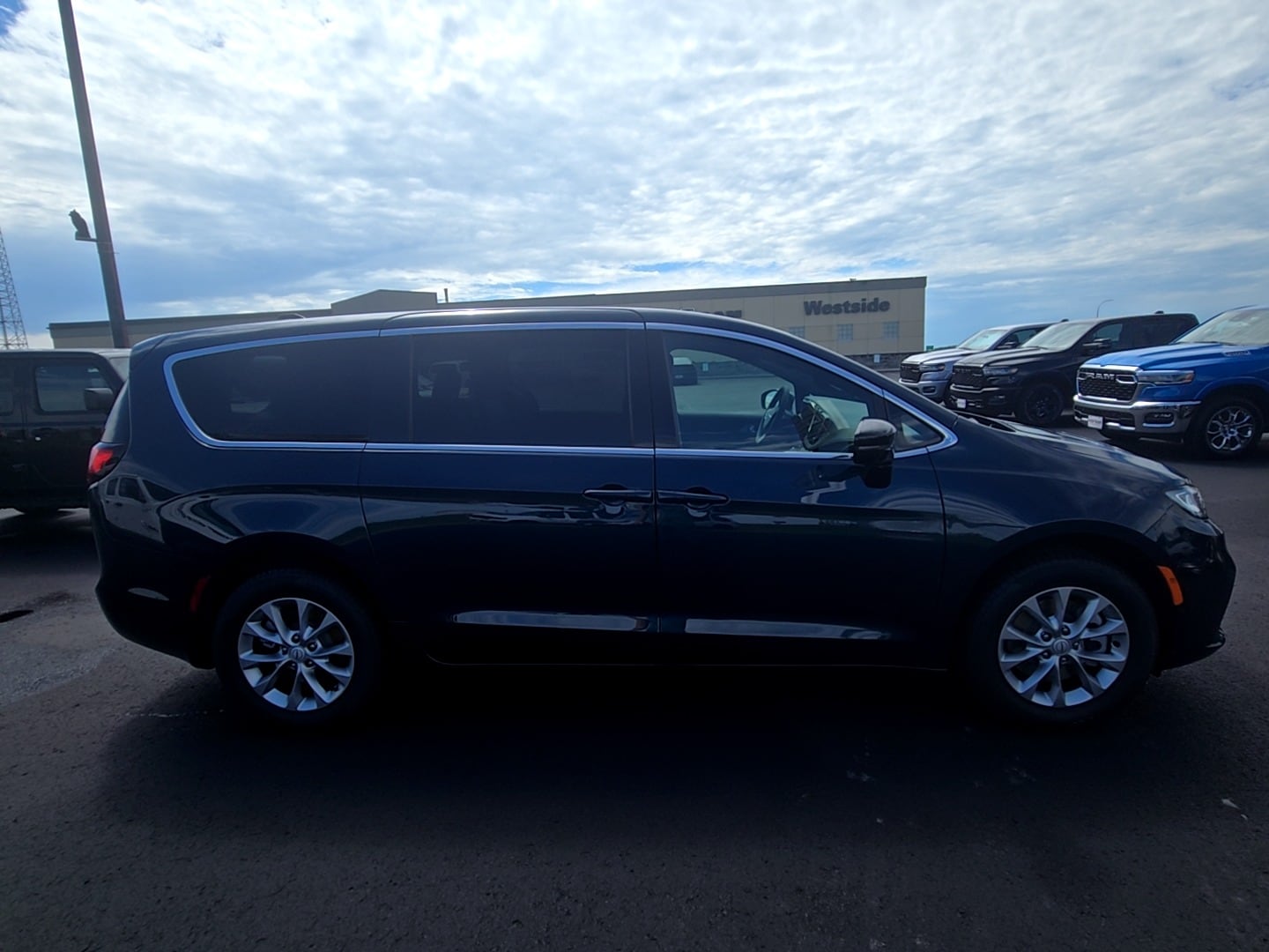 2025 Chrysler Pacifica photo 4