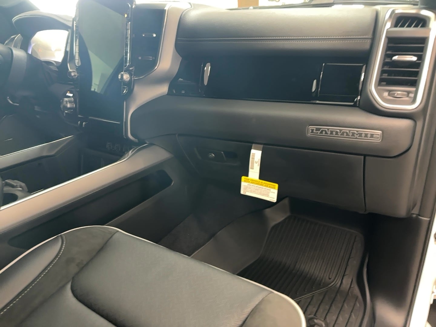 2026 RAM 1500 Laramie - Photo 16