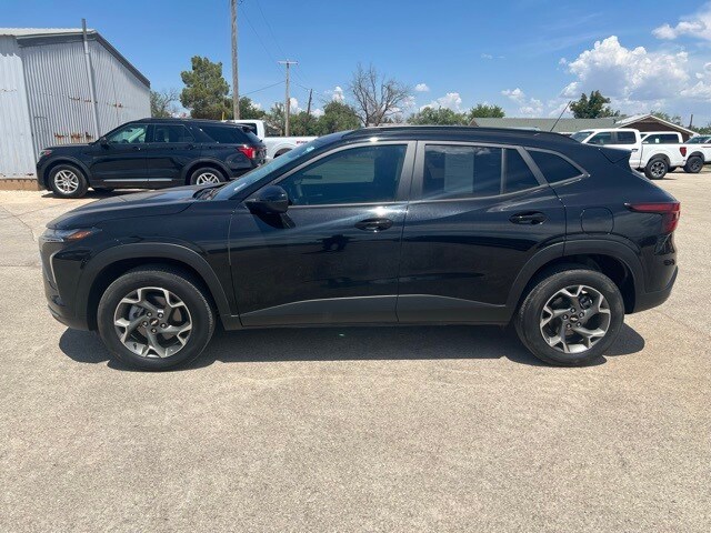 2024 Chevrolet Trax LT photo 2