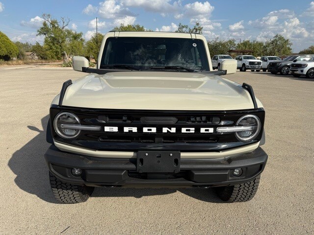 2025 Ford Bronco Outer Banks photo 2