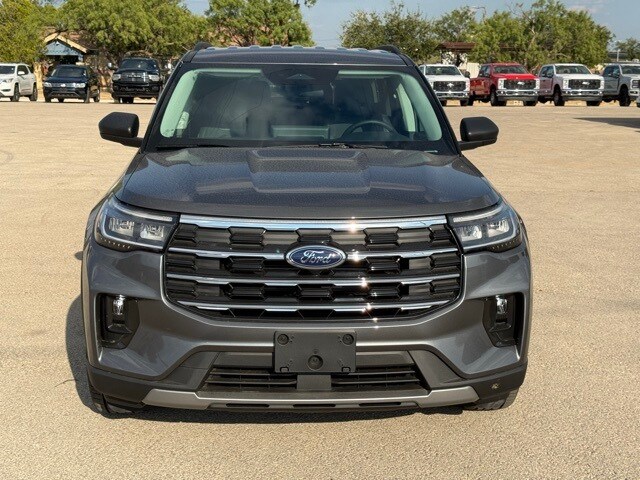 2025 Ford Explorer photo 2