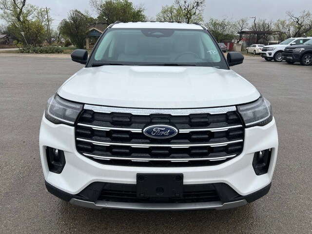 2025 Ford Explorer photo 2