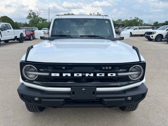 2025 Ford Bronco Outer Banks photo 2