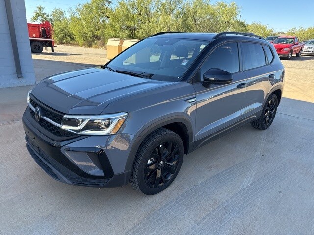 2024 Volkswagen Taos SE photo 2