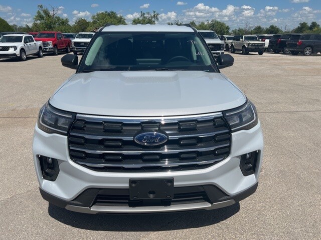 2025 Ford Explorer photo 2