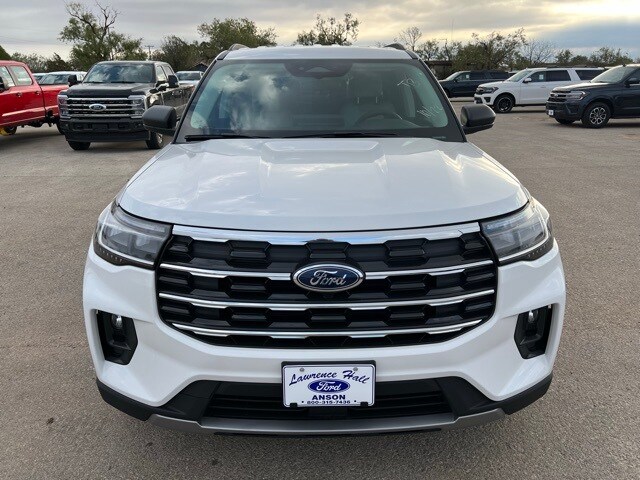 2025 Ford Explorer photo 2