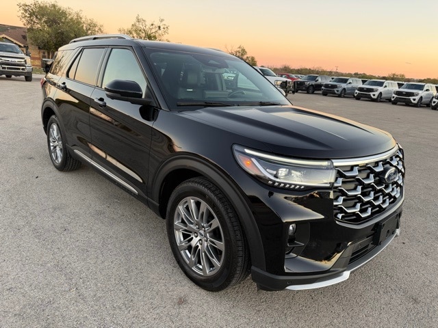 2025 Ford Explorer Platinum's photo