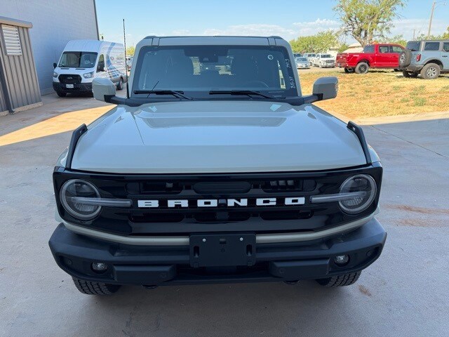 2025 Ford Bronco Outer Banks photo 2