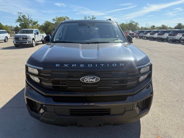 2025 Ford Expedition photo 2