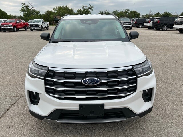 2025 Ford Explorer photo 2