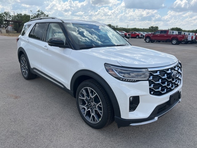 2025 Ford Explorer Platinum's photo